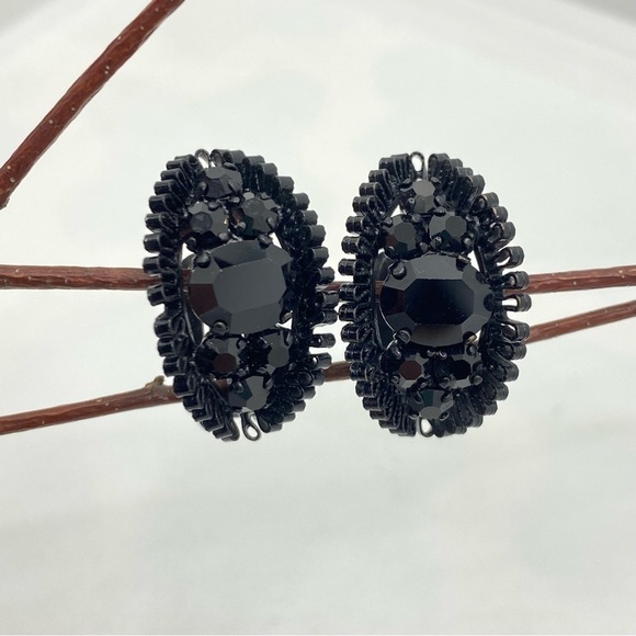 Vintage Black Stone Clip-On Earrings - Picture 4 of 10